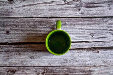 Ahşap bir masada boş bardak.