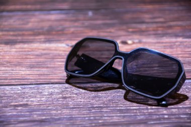 Ormanın arka planında siyah güneş gözlüğü