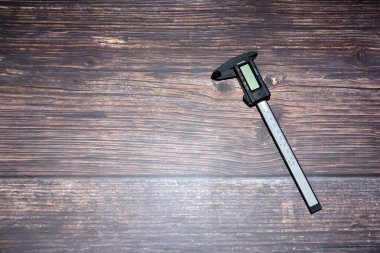 Ahşap bir arka planda elektronik kalibre. Kalifiye masada