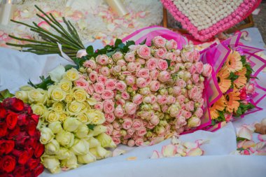 Gül buketleri. Kırmızı ve sarı güller. Bir buket güzel çiçek..