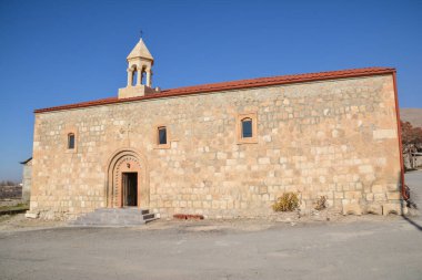 Dağlardaki manastır. Doğadaki kilise. Ermeni Havari Kilisesi. Ermenistan 'da Hıristiyanlık. Güzel tapınak. Dini mimari