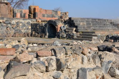 Eski mezar. Antik mimari. Mezar kalıntıları. Arsacid Anıt Mezarı. Arsacid Krallarının Mezarı veya Ermenistan 'daki Arshakuni Mezarı.