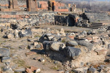 Eski mezar. Antik mimari. Mezar kalıntıları. Arsacid Anıt Mezarı. Arsacid Krallarının Mezarı veya Ermenistan 'daki Arshakuni Mezarı.