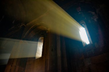 Manastır içi. Kilisede eski bir lamba. Pencereden güneş ışığı akıyor. Hıristiyanlık ve din.