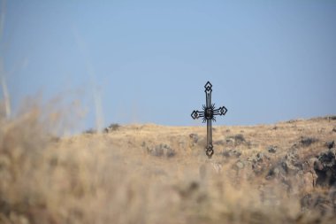 Dağlarda bir Ermeni kilisesi. Kırsal kesimde bir papaz manastırı. Tepenin tepesinde bir tapınak.