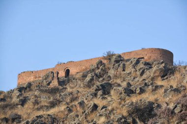 Tepedeki bir kale. Harabe kale. Eski mimari.