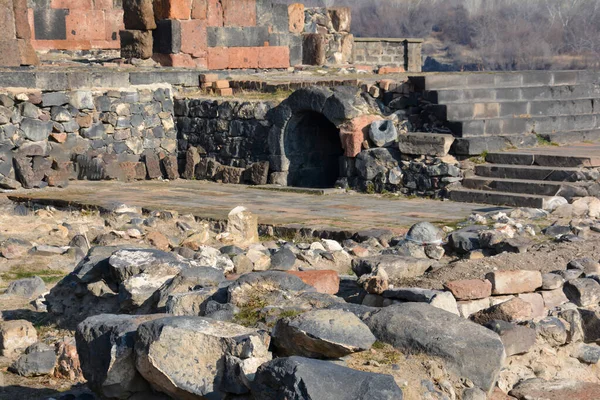 Eski mezar. Antik mimari. Mezar kalıntıları. Arsacid Anıt Mezarı. Arsacid Krallarının Mezarı veya Ermenistan 'daki Arshakuni Mezarı.