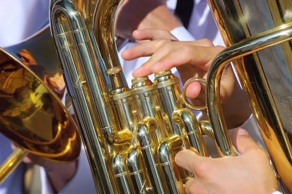 Musiker spielt Tuba im Straßenorchester — Stockfoto