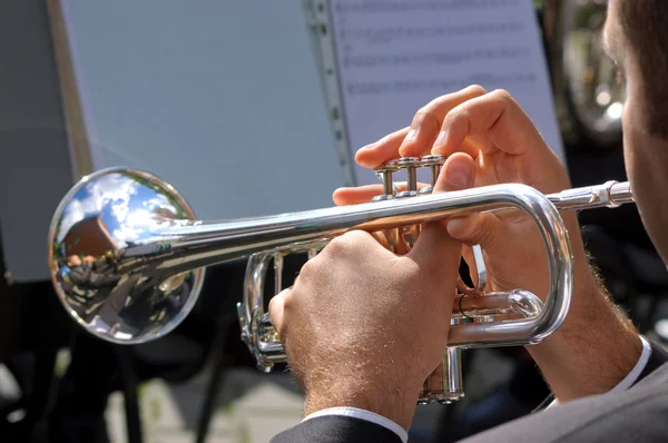 Музикант грати труба — стокове фото