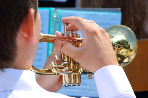 El músico toca la trompeta Imágenes de stock libres de derechos