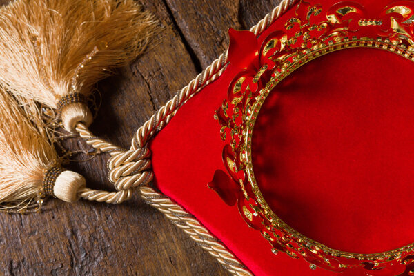 Королевская корона на красном бархате
