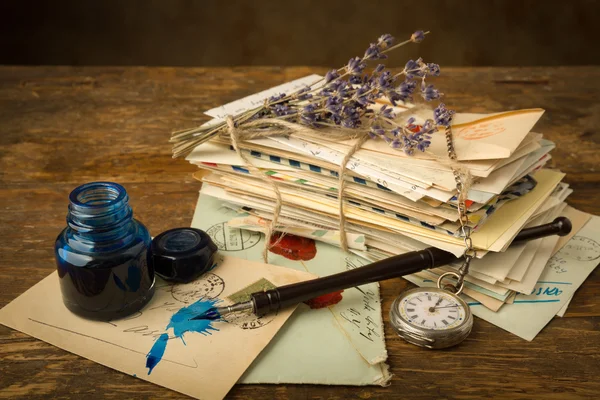 Taschenuhr und alte Briefe — Stockfoto