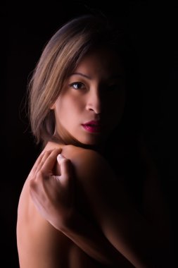 Gölgelerde çıplak