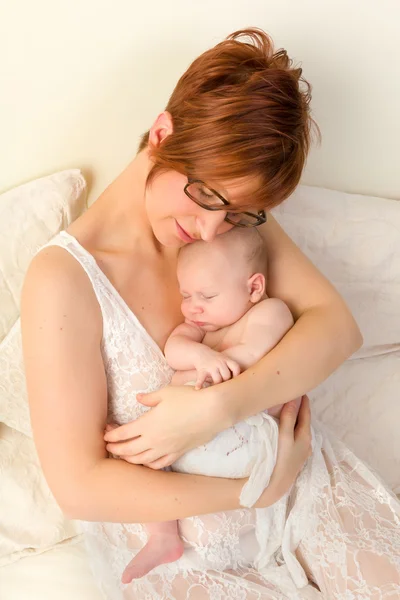 Glückliche Mutter mit schlafendem Baby — Stockfoto