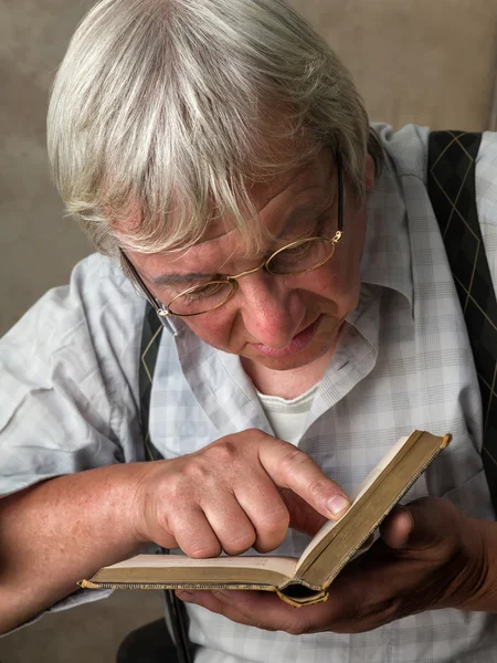 Elderly man reading book — Stock Photo, Image