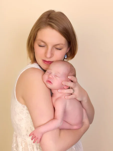Madre legame con neonato — Foto Stock