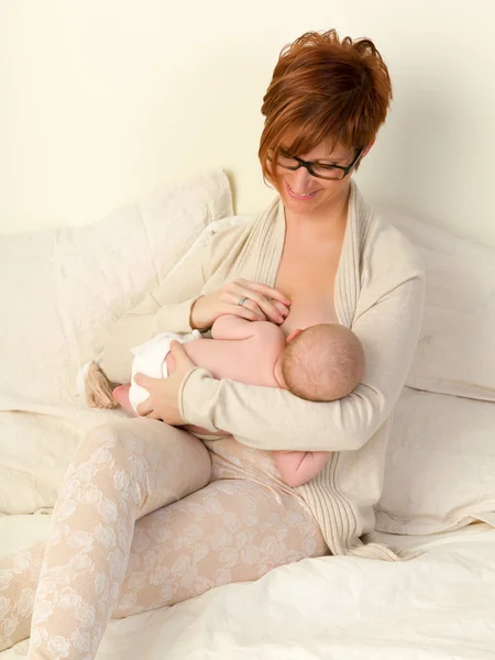 Felice allattamento al seno bambino — Foto Stock