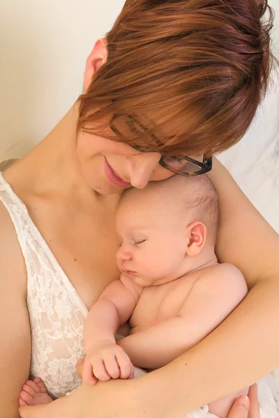 Mamma kramar baby — Stockfoto