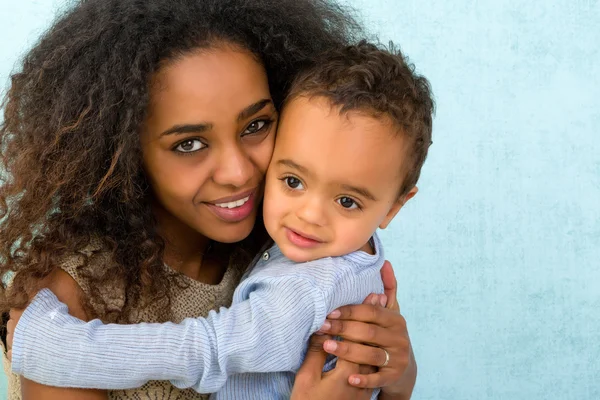 Africano niño abrazando mamá —  Fotos de Stock