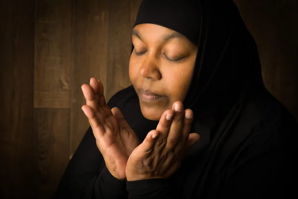 Afrikanische verschleierte Frau im Gebet — Stockfoto