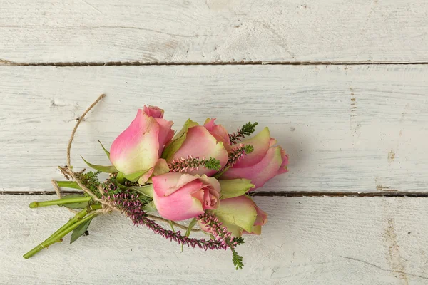 Roses on shabby table — Stock Photo, Image