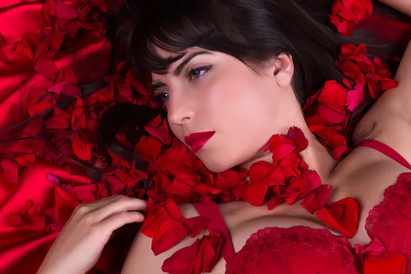 Kırmızı güller ve dudaklar — Stok fotoğraf