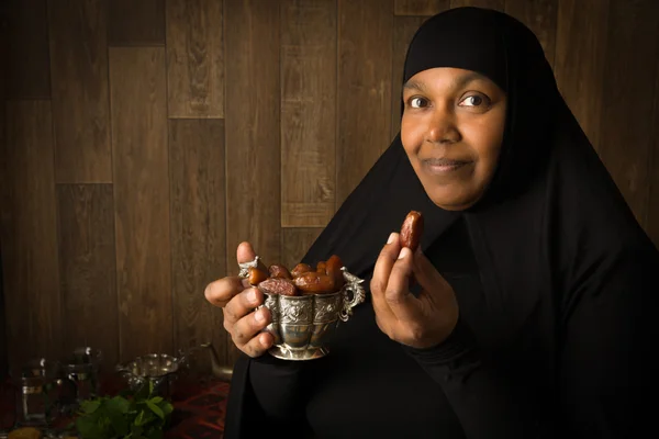 Müslüman kadının tarihleri tatma — Stok fotoğraf