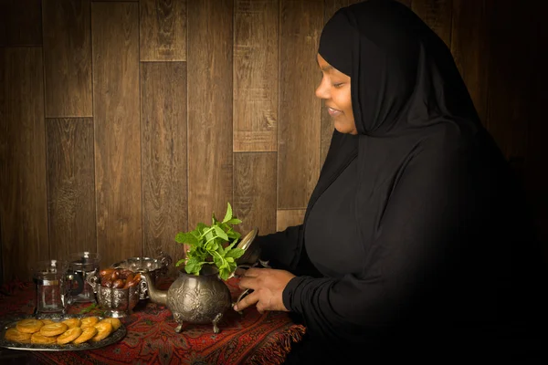 Tee für den Ramadan zubereiten — Stockfoto