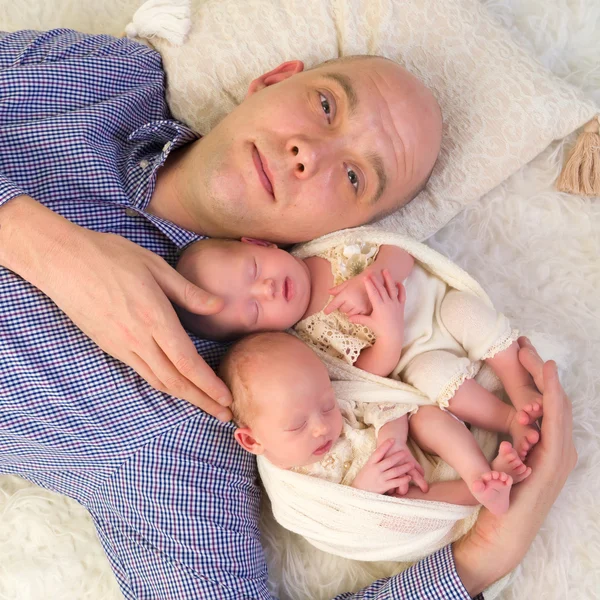 Papai orgulhoso de gêmeos recém-nascidos — Fotografia de Stock