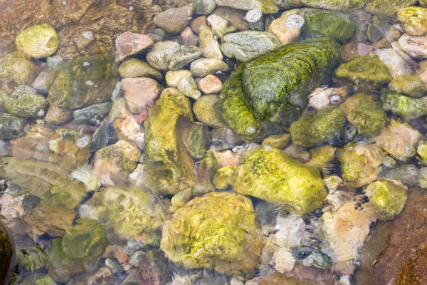 Su kayalar arkaplan altında — Stok fotoğraf