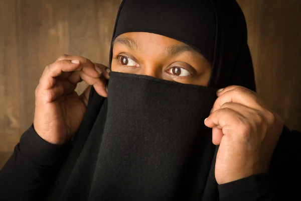 Mulher muçulmana escondida atrás do véu — Fotografia de Stock