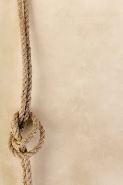 ヴィンテージ背景に古いロープの結び目 — ストック写真