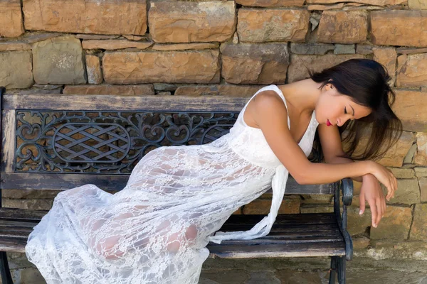 Smutny, beauty ubraną w koronki suknia — Zdjęcie stockowe