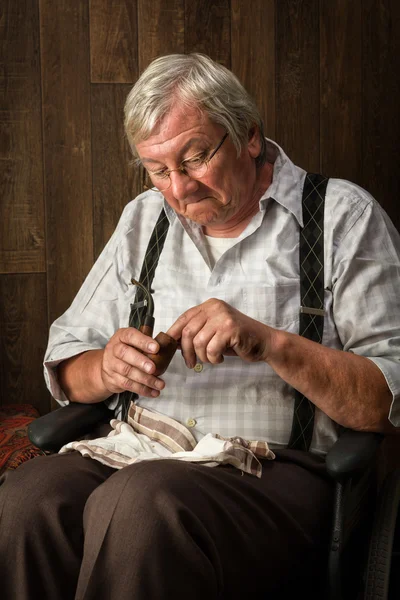 Putting tabacco in his pipe — Stock Photo, Image