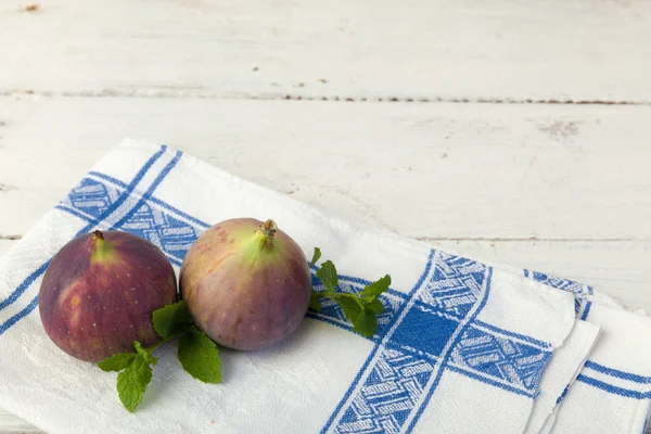 Two figs on vintage table — Stock Photo, Image