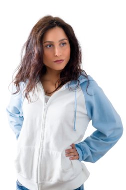 Beyaz arka plan üzerinde kendine güvenen kadın