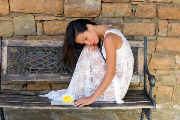 Mulher de leitura em vestido de noite de renda — Fotografia de Stock