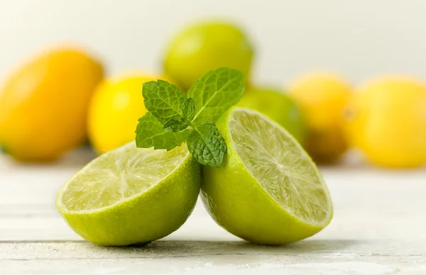 Cut citrus fruit on old table — Stock Photo, Image