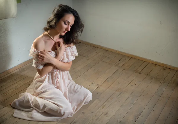 Serene vrouw in verlaten huis — Stockfoto