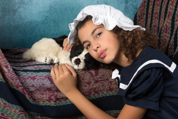 Gadis antik dengan anjing — Stok Foto