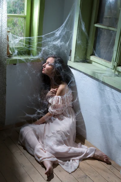 Femme dans la chambre abandonnée — Photo