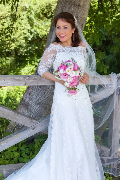 Radiant bride in garden — Stock Photo, Image
