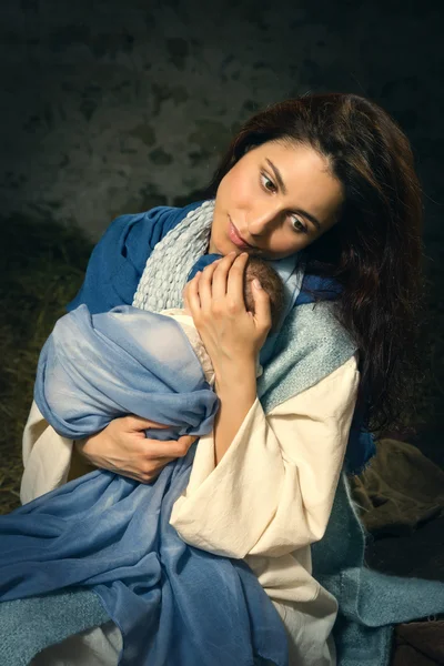 Jeune Marie dans la crèche de Noël — Photo