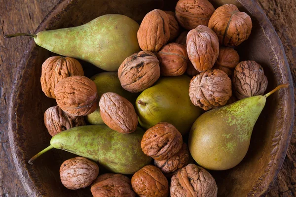 Kom met peren en walnoten — Stockfoto