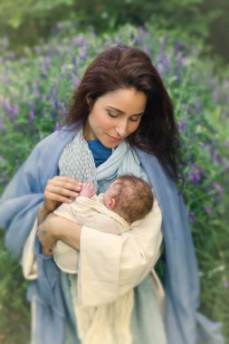 Gülümseyen Meryem Ana çocuk ile