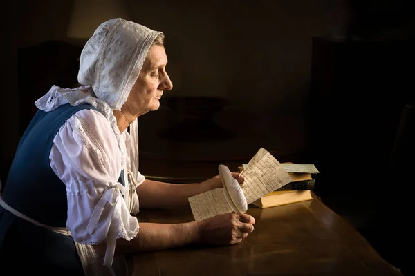 Rembrandtstijl Renaissance Portret Van Een Vrouw Die Een Brief Schrijft — Stockfoto