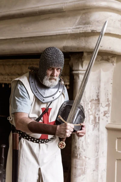 Auténtico Caballero Traje Cruzado Medieval Con Casco Cota Malla Espada — Foto de Stock