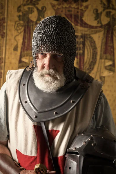 Ortaçağ Savaşçısı Kıyafetli Miğferi Zinciri Kılıcı Olan Gerçek Bir Şövalye — Stok fotoğraf