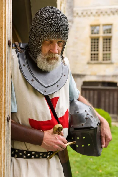 Outdoor Pose Van Een Man Gekleed Authentieke Knight Templar Outfit — Stockfoto