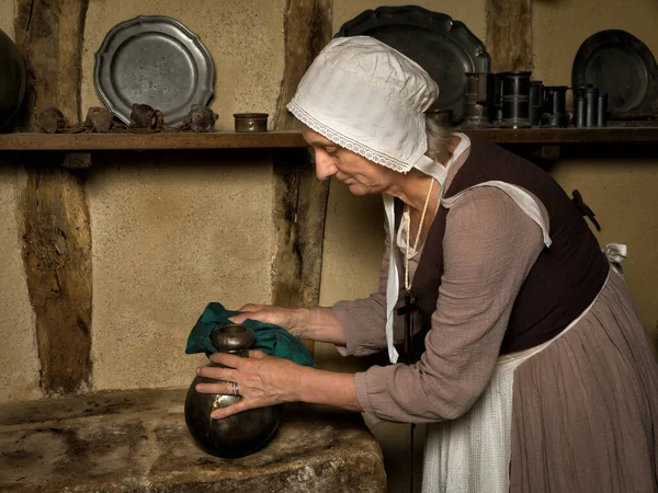 Donna Vestita Contadina Medievale Che Lavora Una Cucina Autentica Castello — Foto Stock